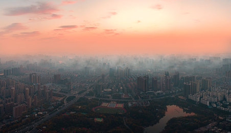 吊带背心外穿搭配图片｜时尚潮人挑战：吊带背心外穿搭配大作战-4